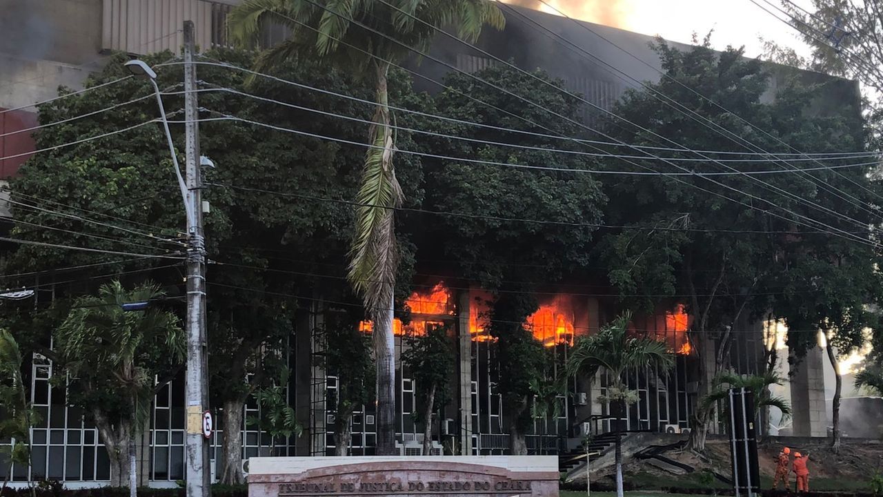 Prédio do TJCE em chamas durante incêndio em Fortaleza