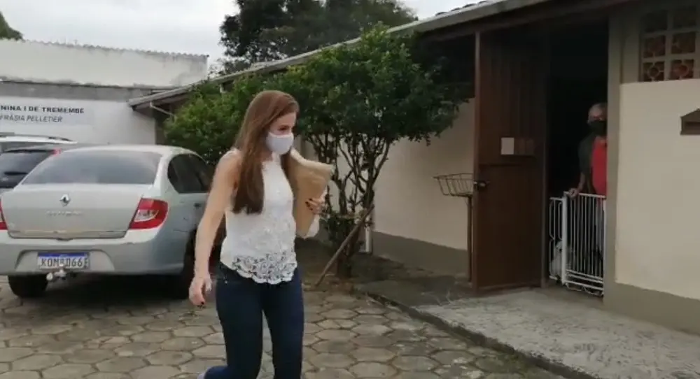 Suzane von Richthofen caminhando de máscara, durante 'saidinha' temporária da prisão, em maio