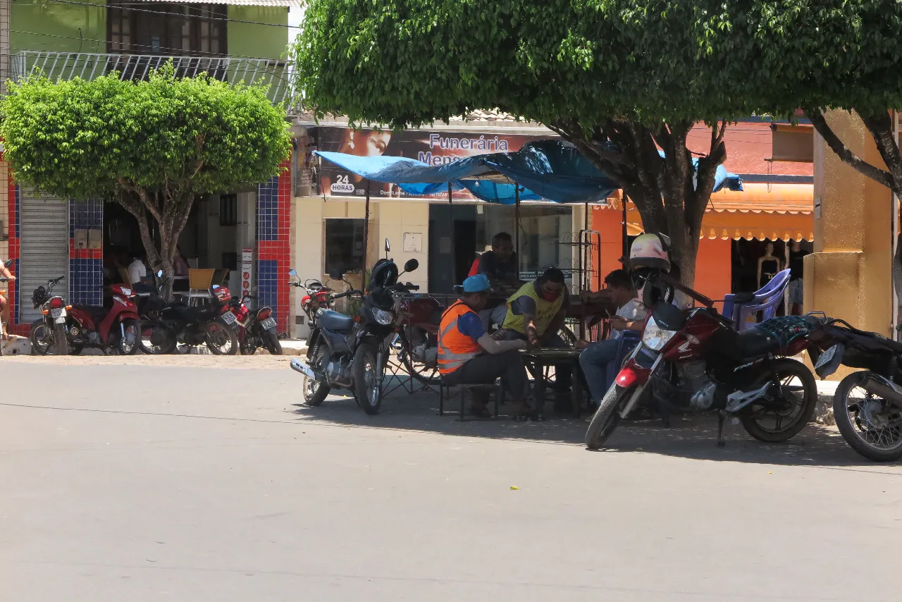 Mesmo com a revogação do decreto, muitos novolindenses transitavam sem máscara nos espaços públicos da cidade nesta quinta