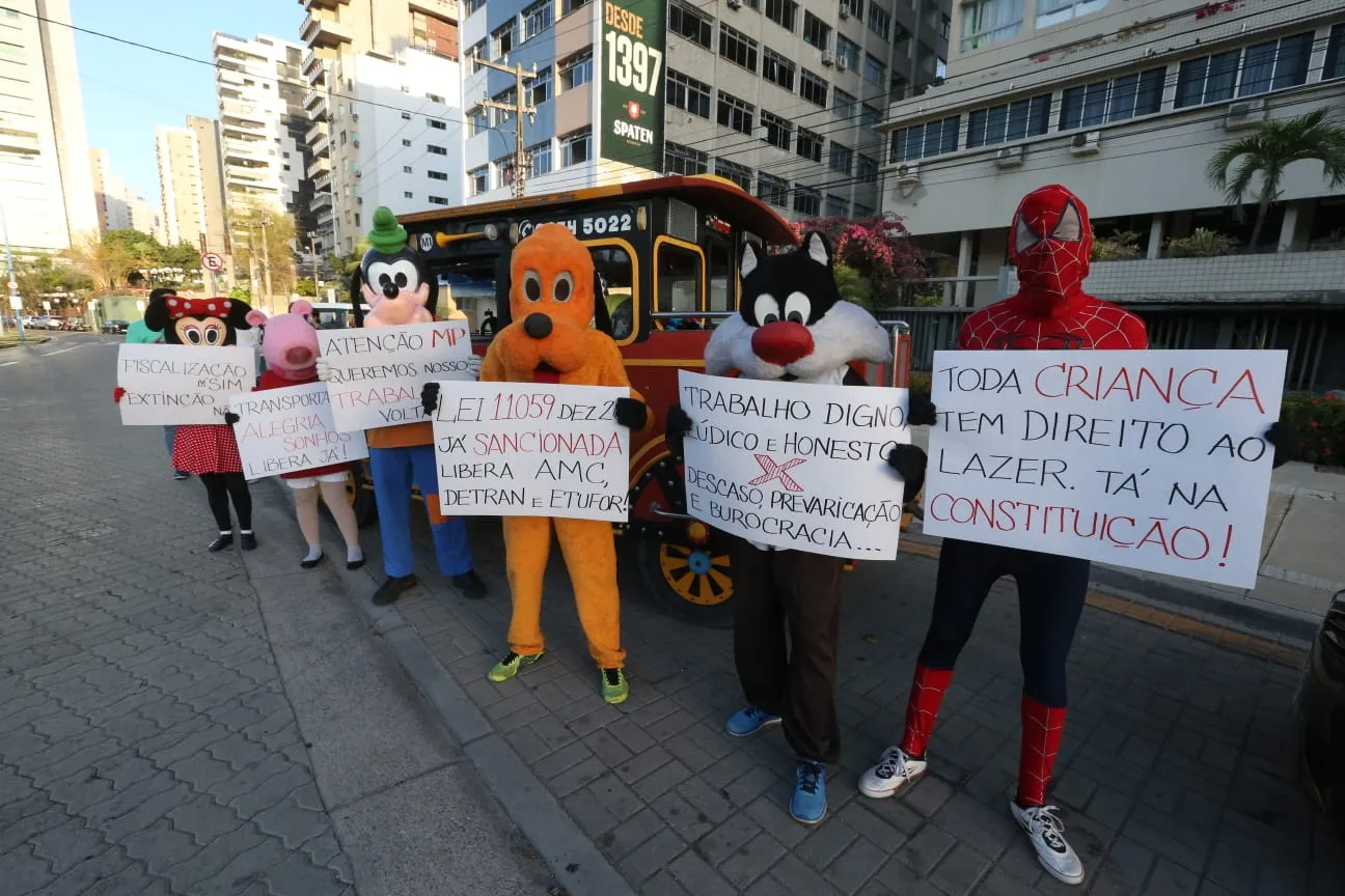 Protesto de empresários e trabalhadores dos trens da Alegria, na Avenida Beira-mar