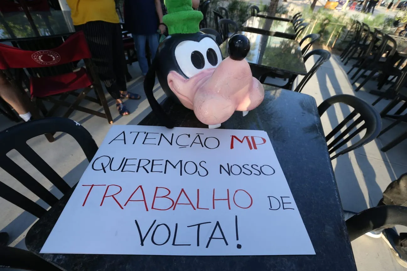Protesto de empresários e trabalhadores dos trens da Alegria, na Avenida Beira-mar