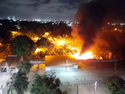 Fogo em pátio de veículos do Detran em Fortaleza