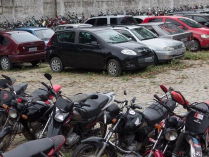 Imagem mostra carros e motos que foram estacionados