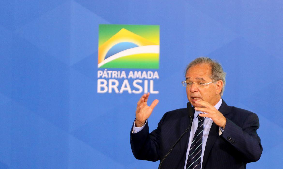 Paulo Guedes fala e gesticula