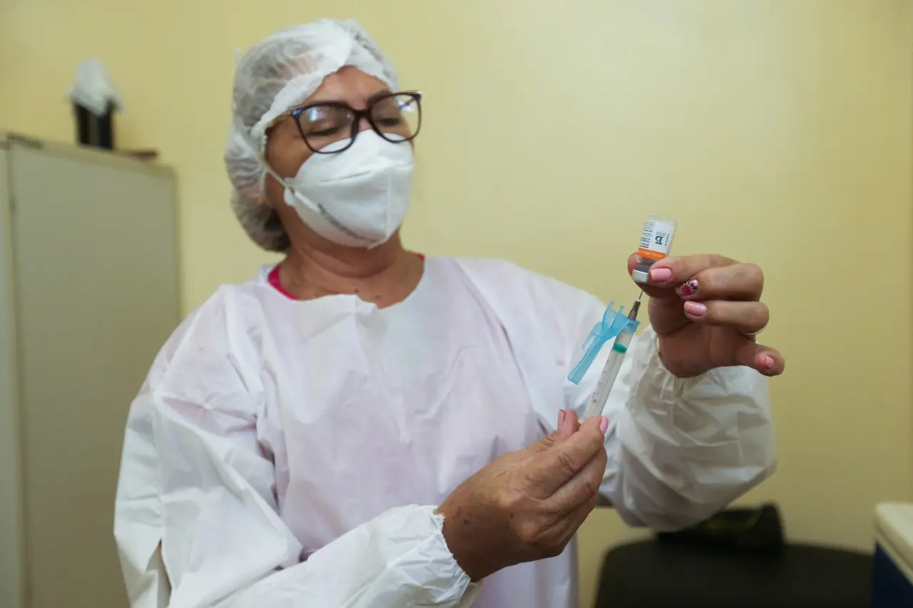 Fim de semana terá vacinação de trabalhadores da saúde e pessoas que vão tomar a segunda dose de CoronaVac.
