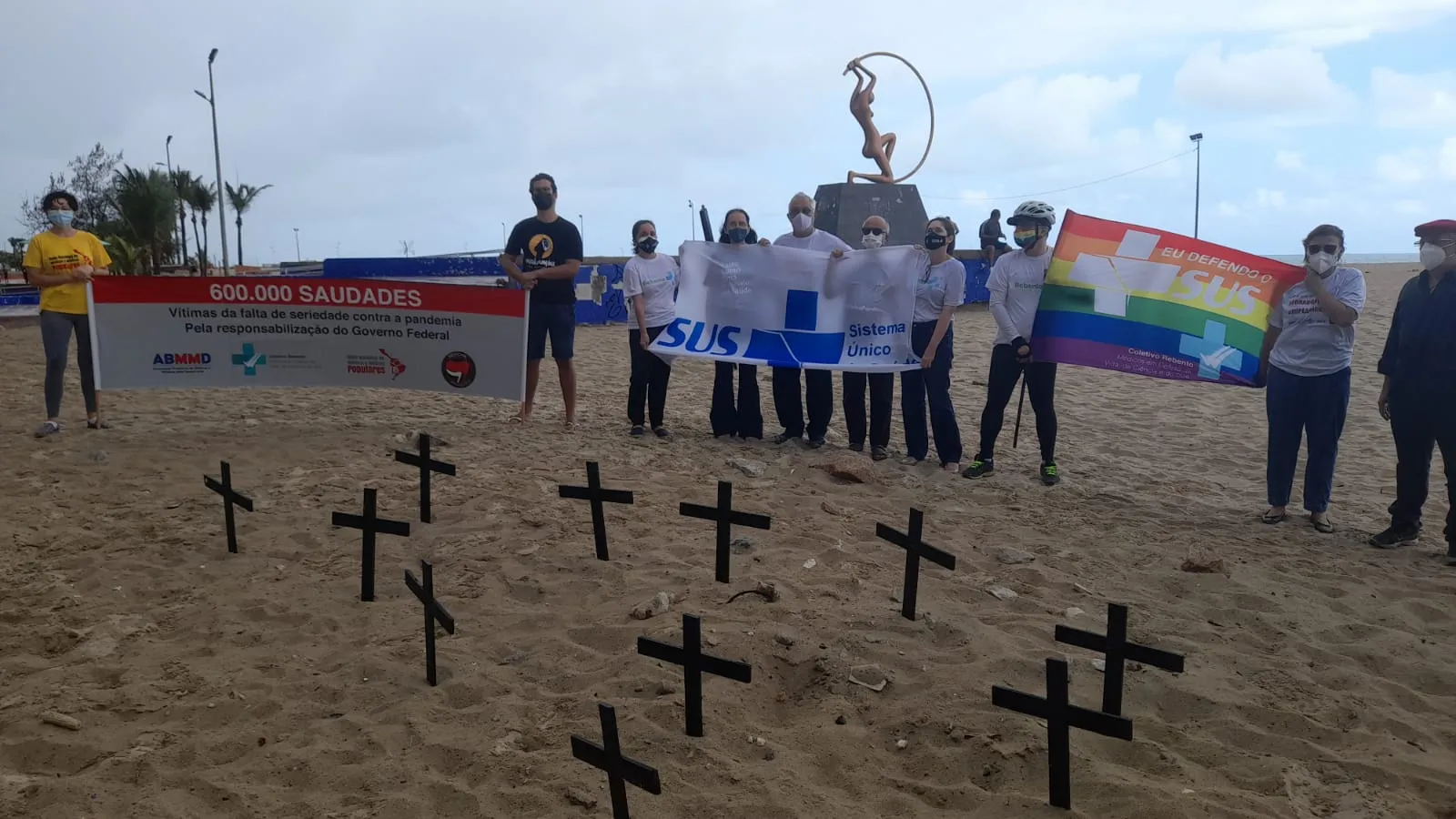 Médicos cearenses realizam manifestação na Praia de Iracema, em Fortaleza, contra as 600 mil mortes