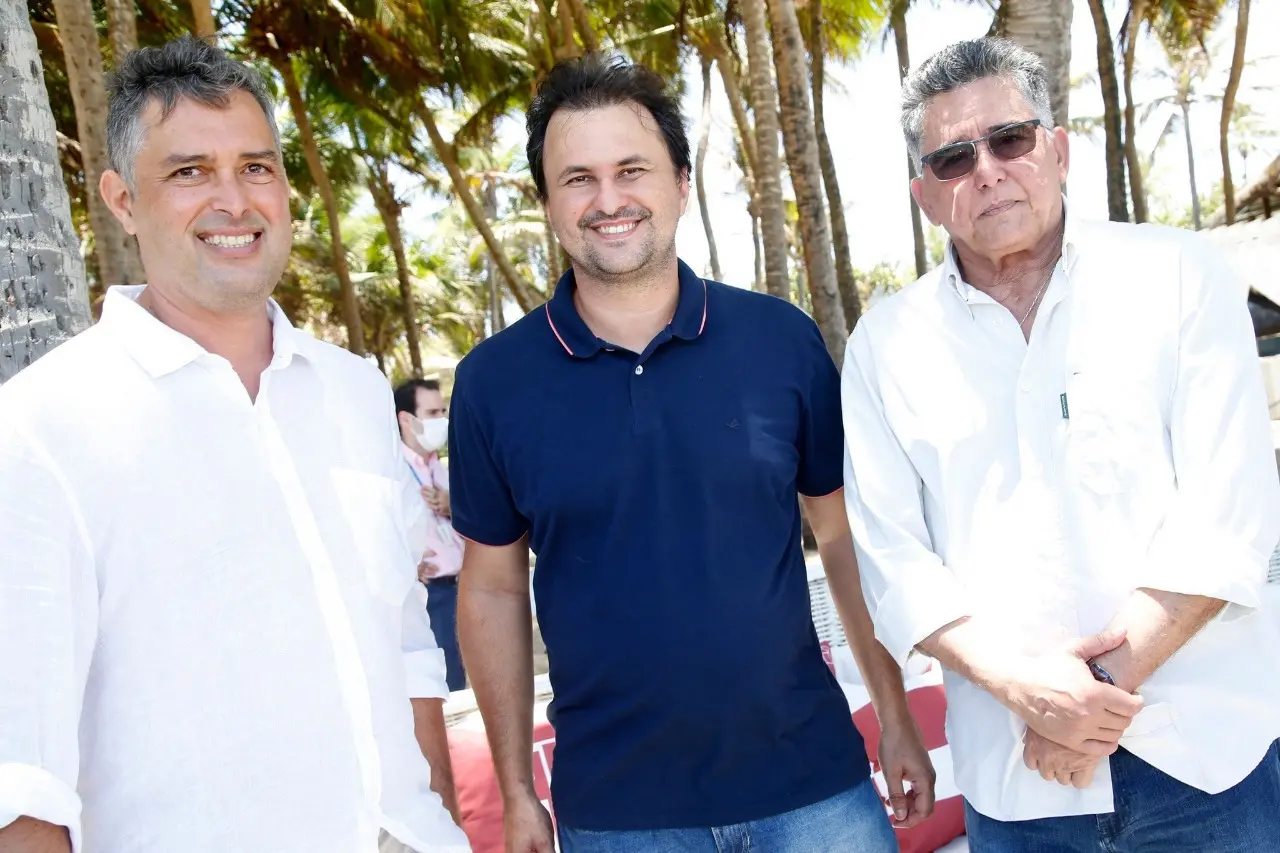 Foto 4 Murilo Pascoal, Bruno Gonçalves (Prefeito de Aquiraz) e Jânio Natal (Prefeito de Porto Seguro)