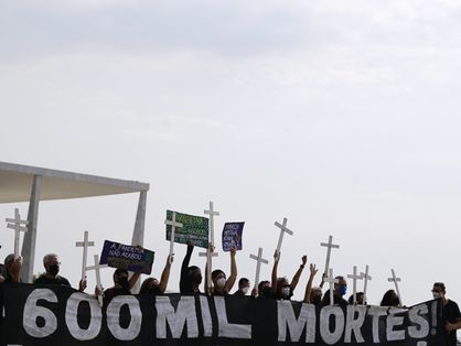 Manifestantes vestindo preto, em memória das vítimas da Covid-19 na Praça dos Três Poderes, em Brasília