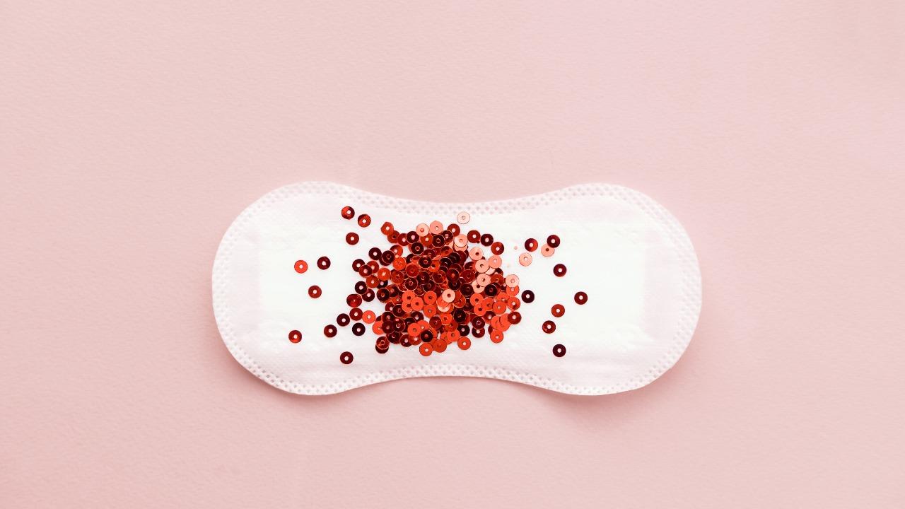 Menstruação e corrimento anormais denunciam doenças na área íntima feminina  - Minha Vida