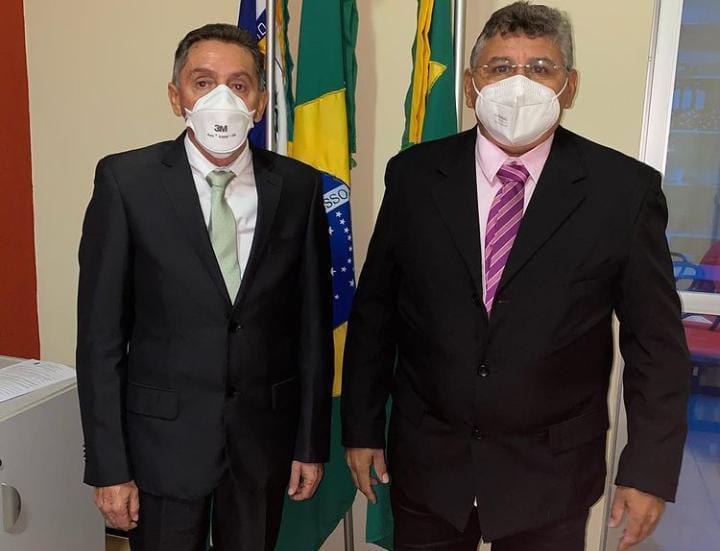 Dr. Marquinélio (PSD) e Vanderval Feitosa (PSD), com máscara, de paletó e gravata
