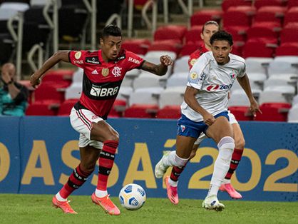 Bruno Henrique e Ederson disputam bola
