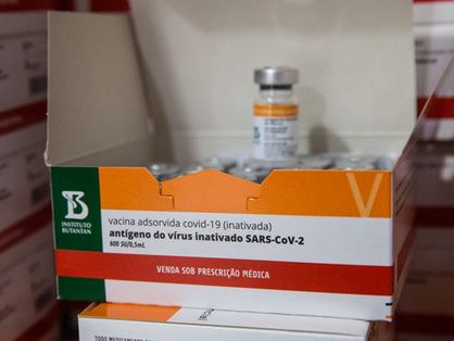 Caixa com doses da vacina CoronaVac