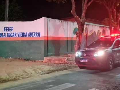 Imagem mostra carros da Polícia Civil e da Perícia Forense estacionados em frente à Escola Edgar Vieira Guerra, em Caucaia, no Ceará