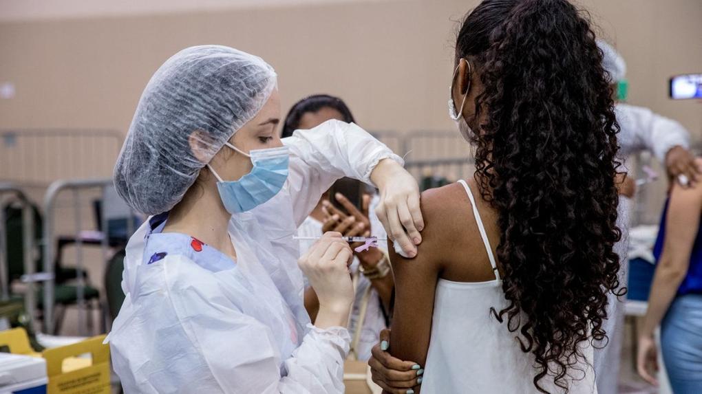 Adolescente sendo vacinada contra Covid em Fortaleza