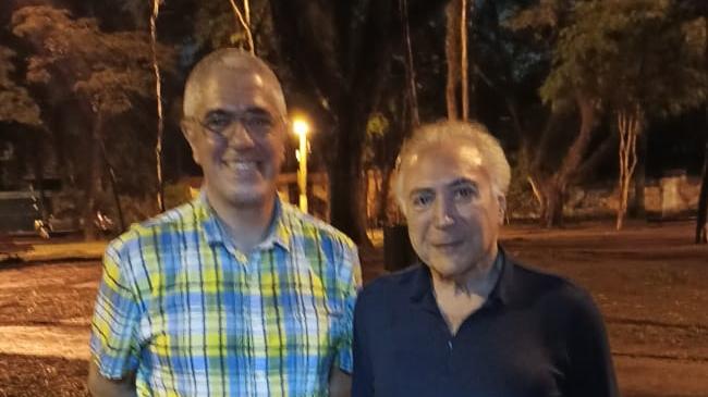 O pastor Alexandre Gonçalves posa ao lado do ex-presidente Michel Temer em São Paulo.