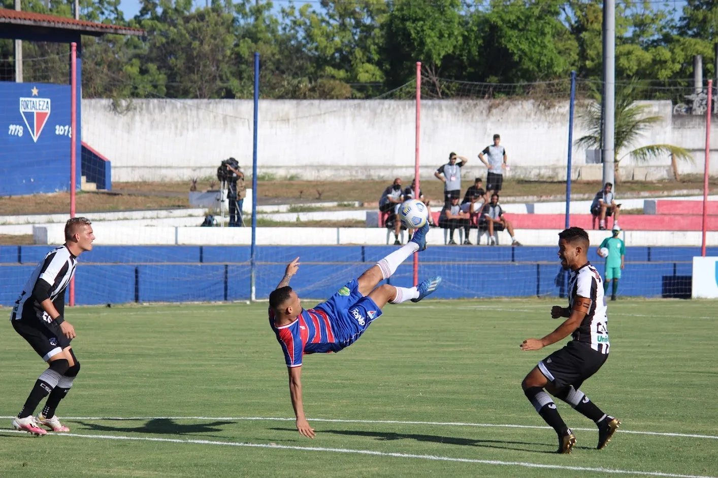 O atacante Igor Torres ainda marcou um belo gol de bicicleta, de fora da área, mas teve a jogada anulada por impedimento