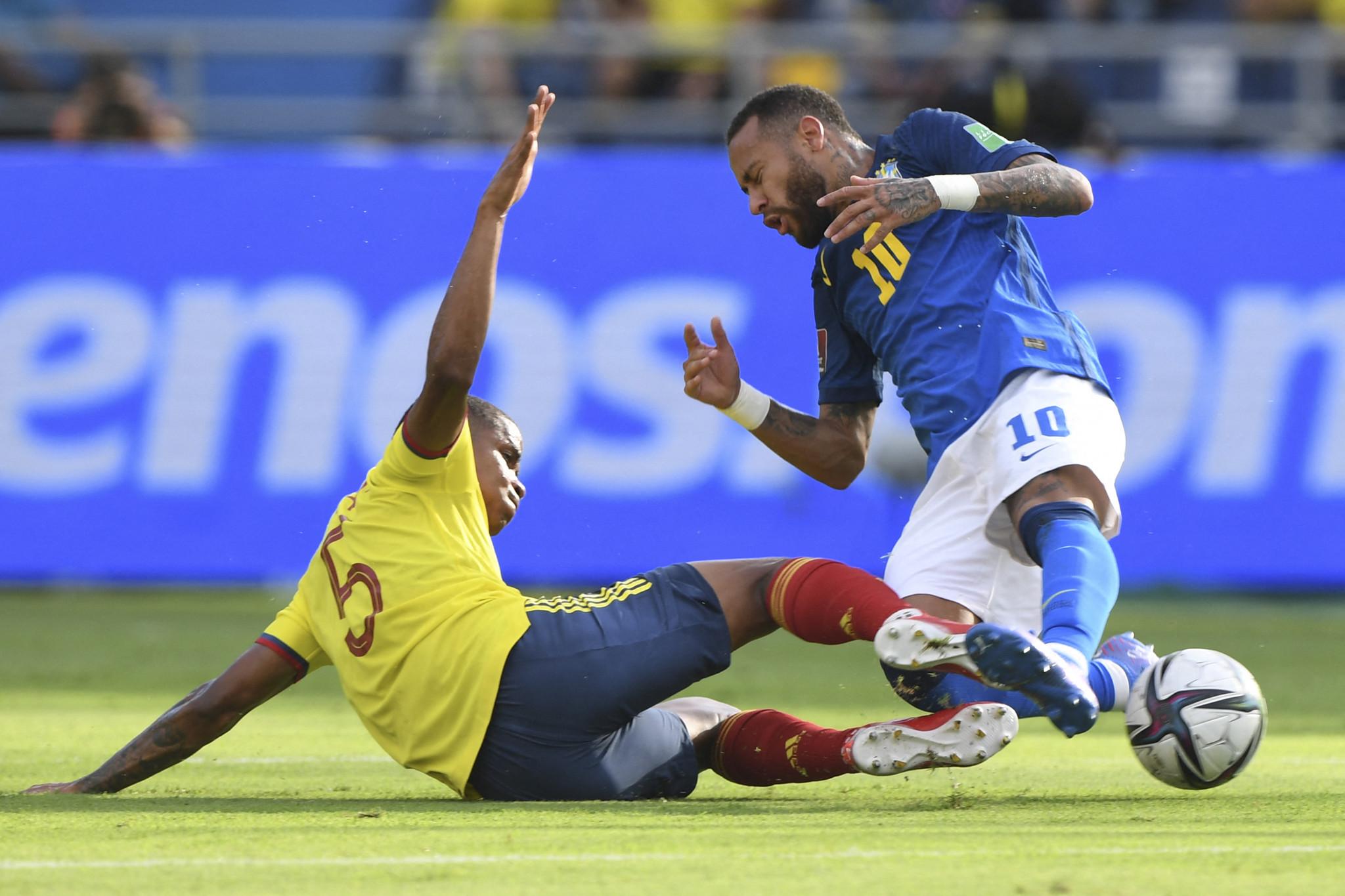 Neymar disputa bola com jogador colombiano