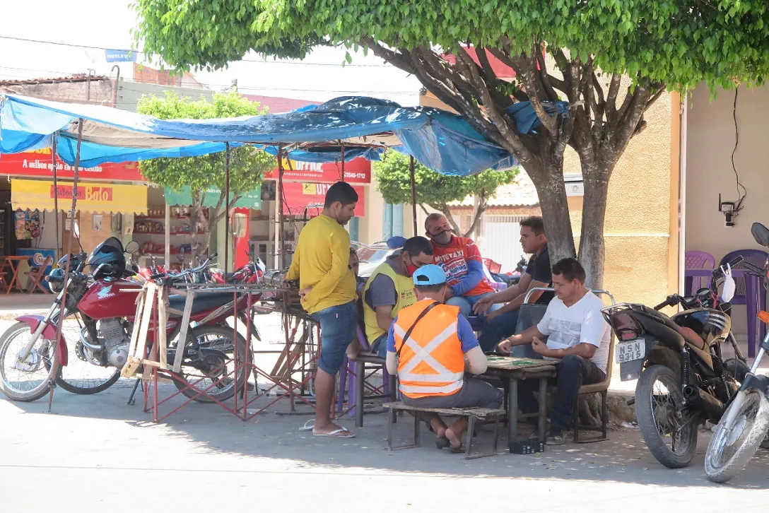 Grupo se reúne em praça de Nova Olinda.
