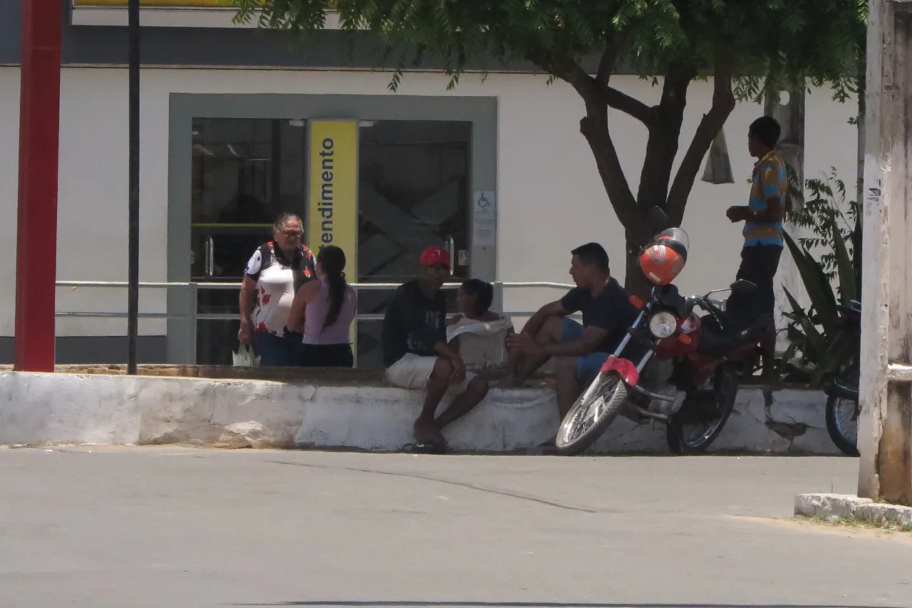 Pessoas sem usar máscara no Centro de Nova Olinda.