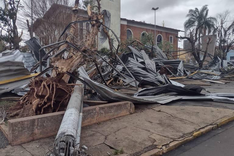 Tornado causou estragos em Pirassununga, São Paulo.