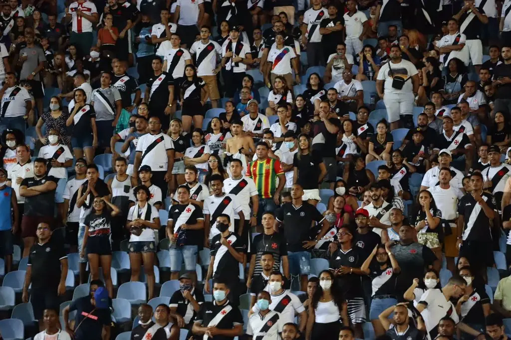 Foto de torcedor do Sampaio Corrêa no meio de torcedores do Vasco