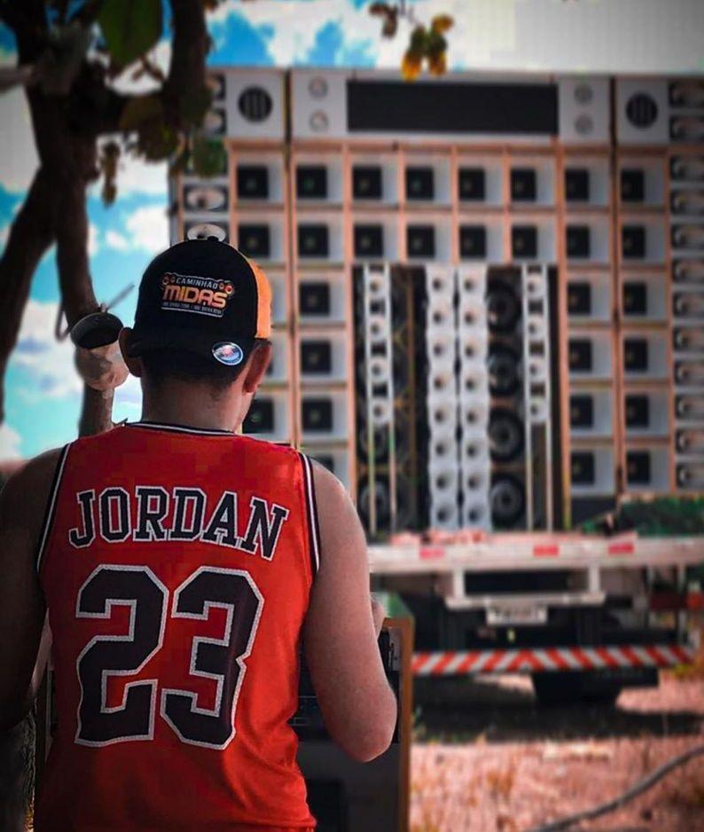 Descarga elétrica arremessou a vítima para longe, disseram testemunhas.