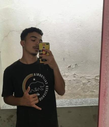 Geovanne Rodrigues Xavier, 20, fazendo uma selfie no celular