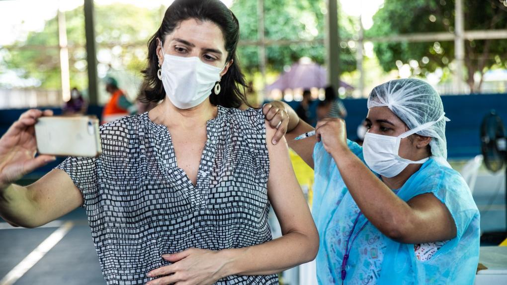 Cerca de 11 mil pessoas estão agendadas para receber doses de vacinas contra a Covid-19 neste feriado de 12 de outubro, em Fortaleza.