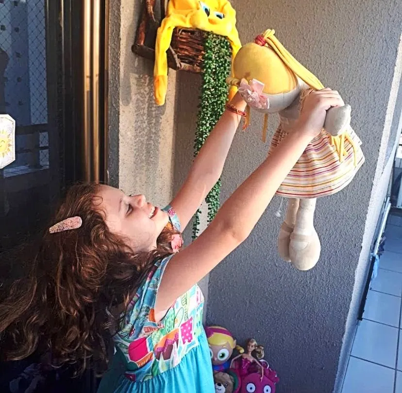 Mariana Carvalho, 9, quer estar com a família e ganhar muitos presentes deixando claro que “criança gosta de brinquedo”