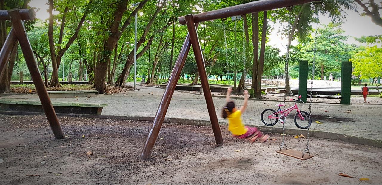 Criança brincando em parque