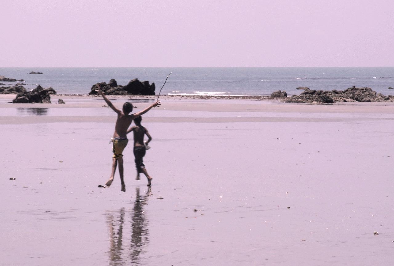 Crianças brincando na praia