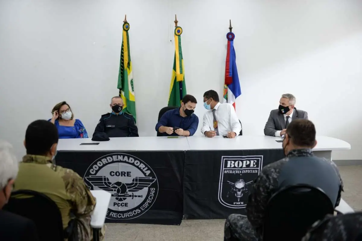 Policiais em sala de aula