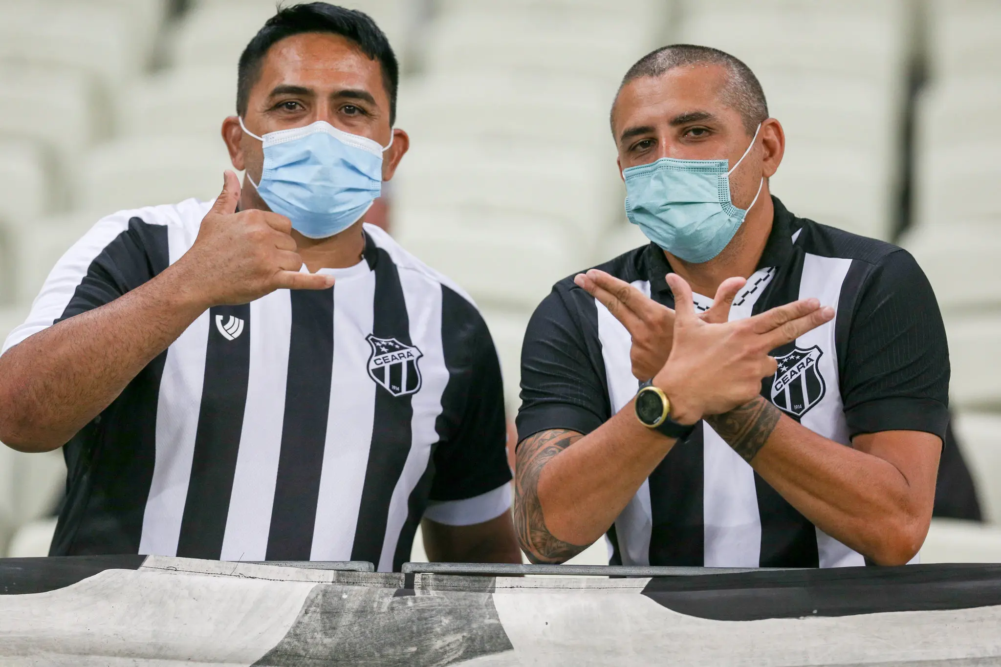 Torcedores do Ceará uniformizados no estádio