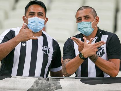 Torcedores do Ceará uniformizados no estádio