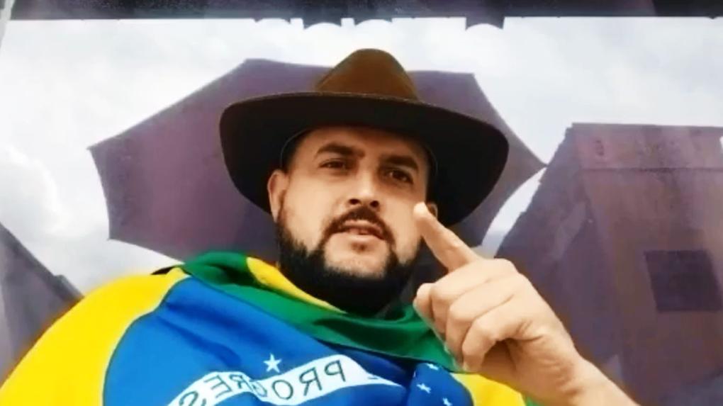 Zé Trovão em vídeos com a bandeira do Brasil