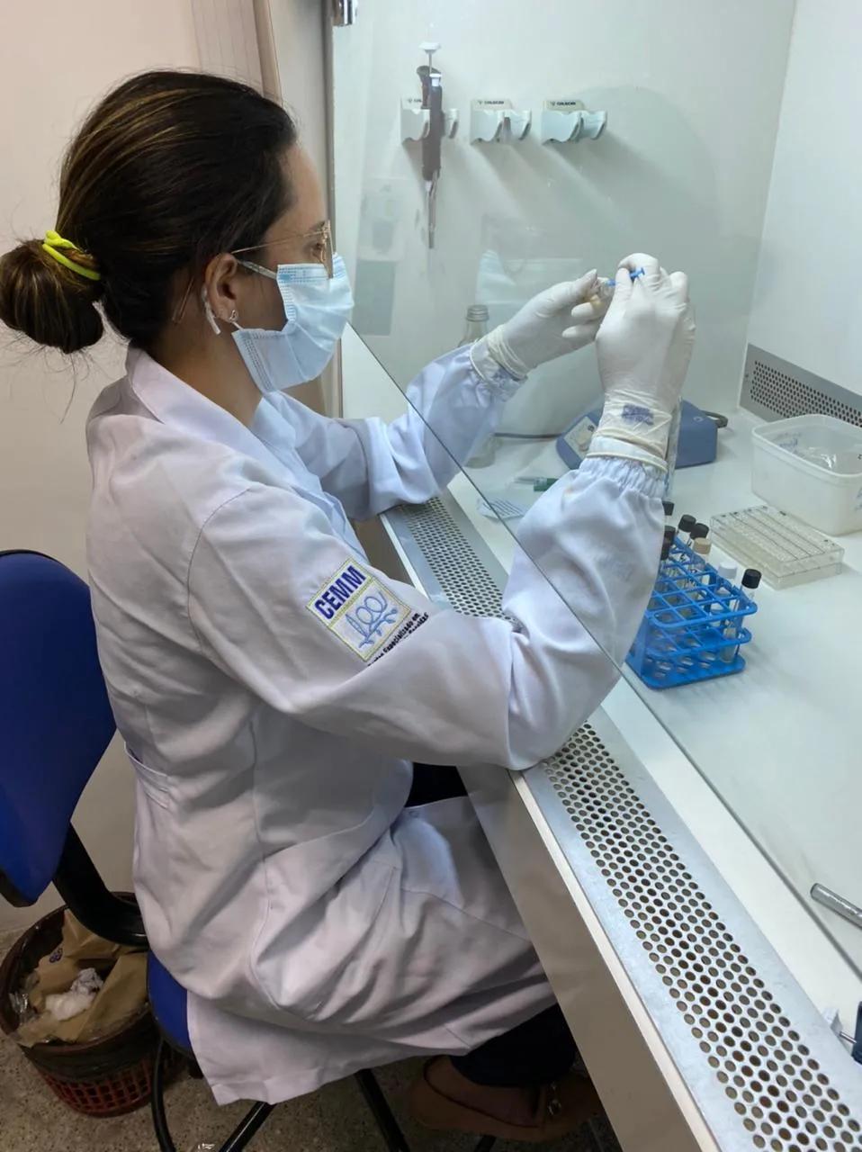Doutoranda acompanhada pela professora Rossana desenvolve pesquisa em laboratório da UFC