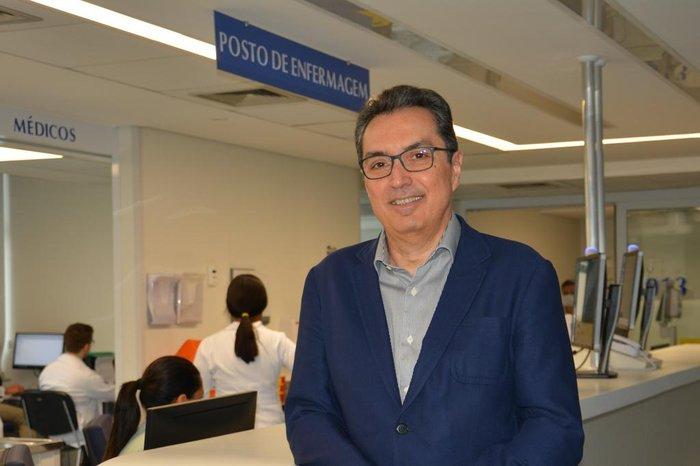 Médico sorrindo para a foto