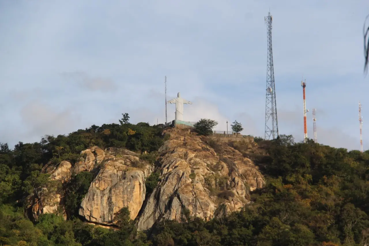 No entorno da cidade serrana de Pereiro, no Vale do Jaguaribe, a 328km de Fortaleza, no Alto do Cristo Rei, foi instalada a imagem do Cristo Redentor, uma mini réplica do monumento do Rio de Janeiro.