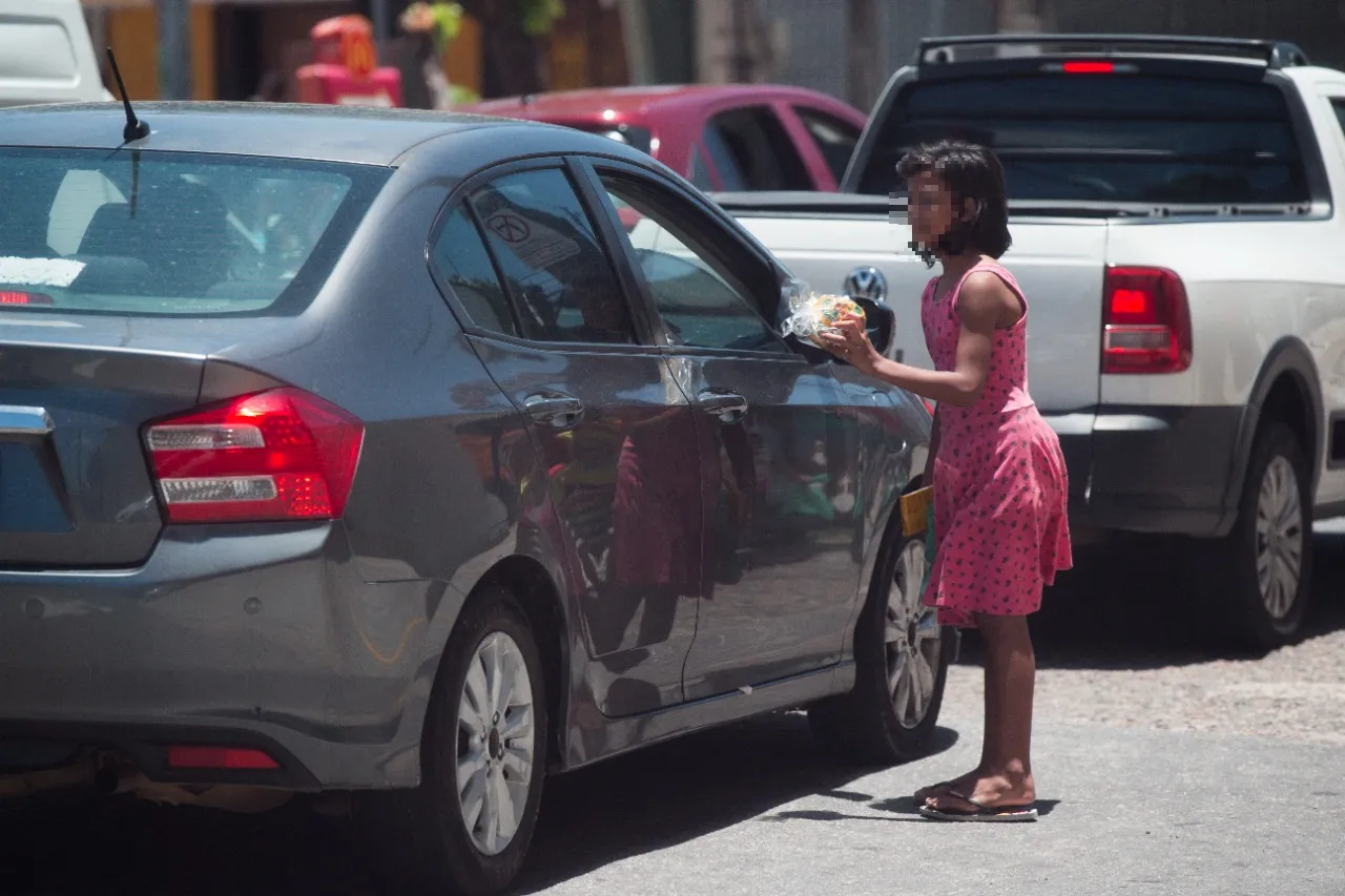 Meninas e meninos recebem presentes de voluntários na data especial