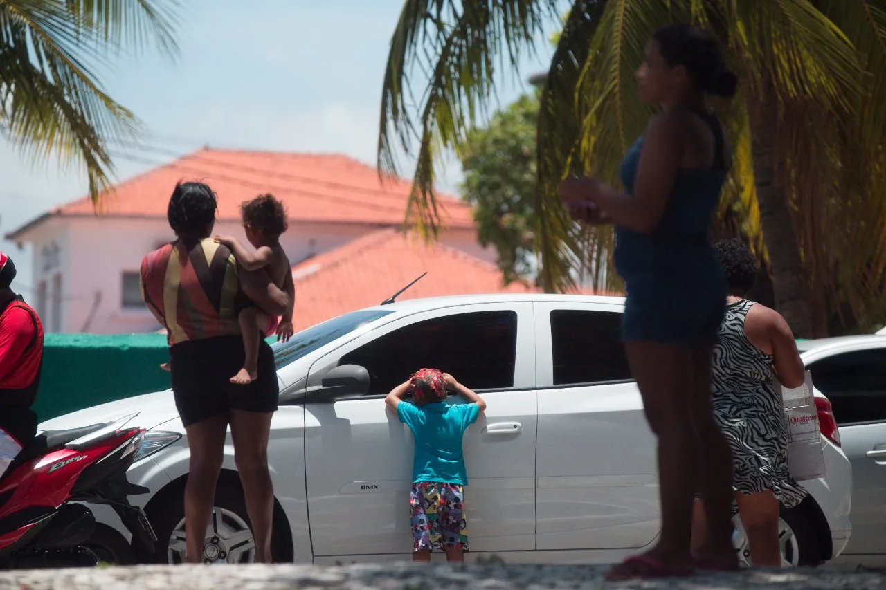 Em geral, crianças são acompanhadas por mães