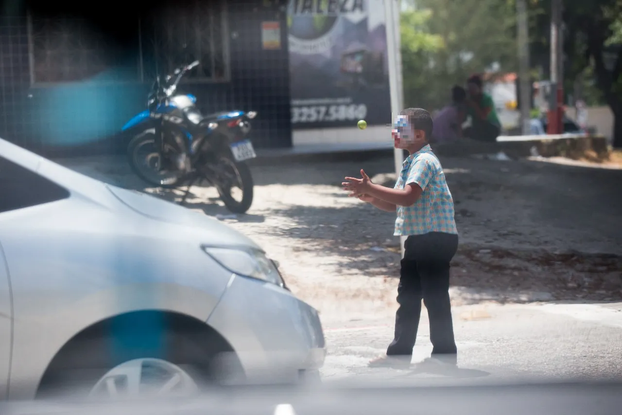 Parte das crianças aprendem malabares como forma de atrair atenção de quem passa