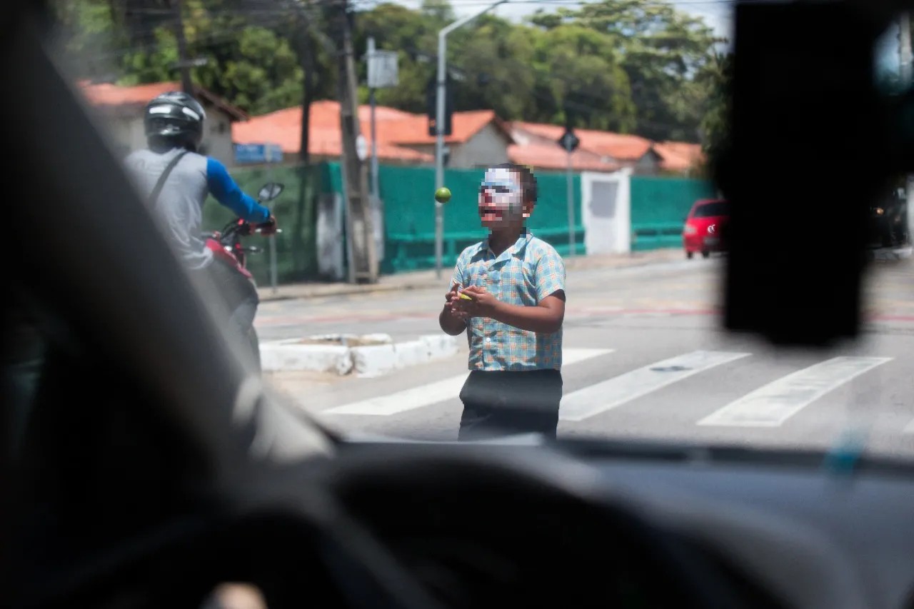 Parte das crianças aprendem malabares como forma de atrair atenção de quem passa