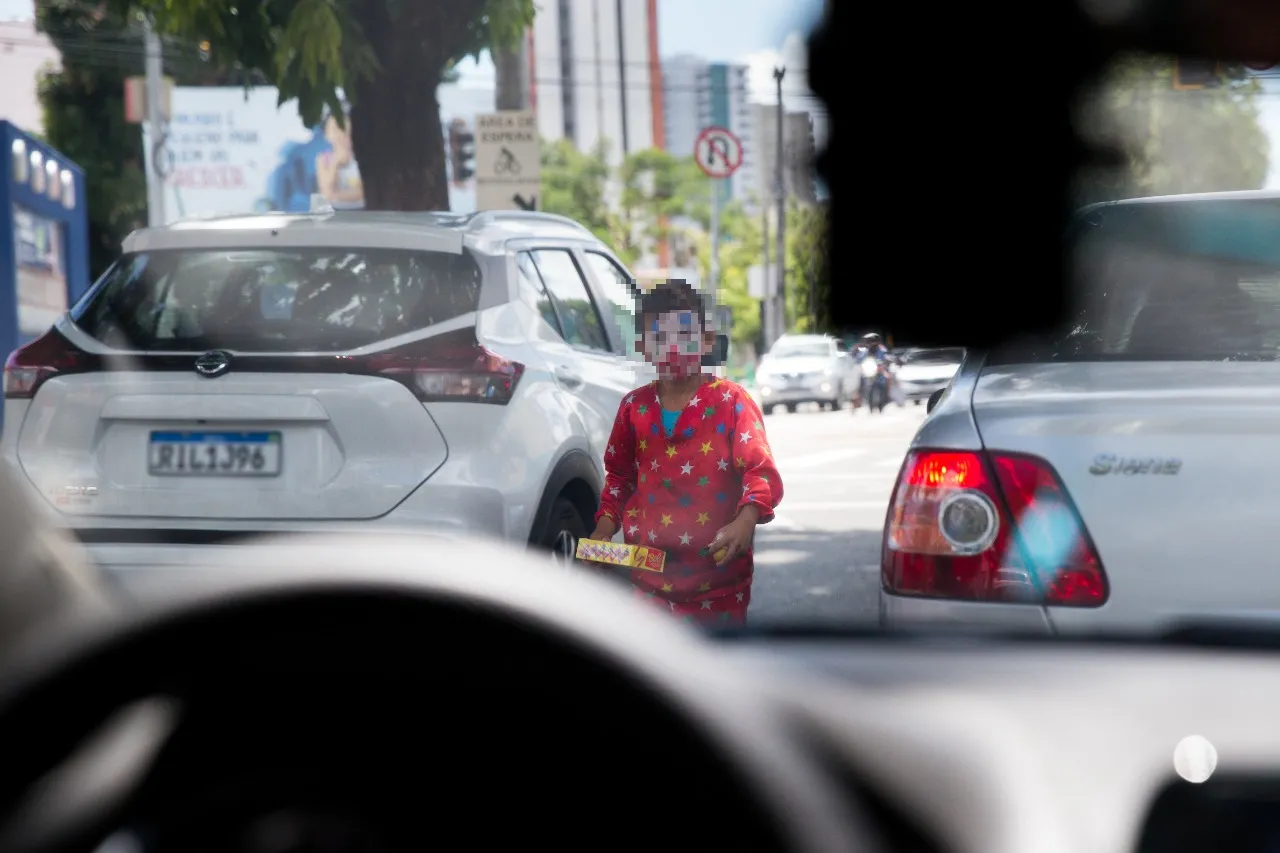 Pequenos se vestem com roupas lúdicas para se apresentar em intervalos dos semáforos