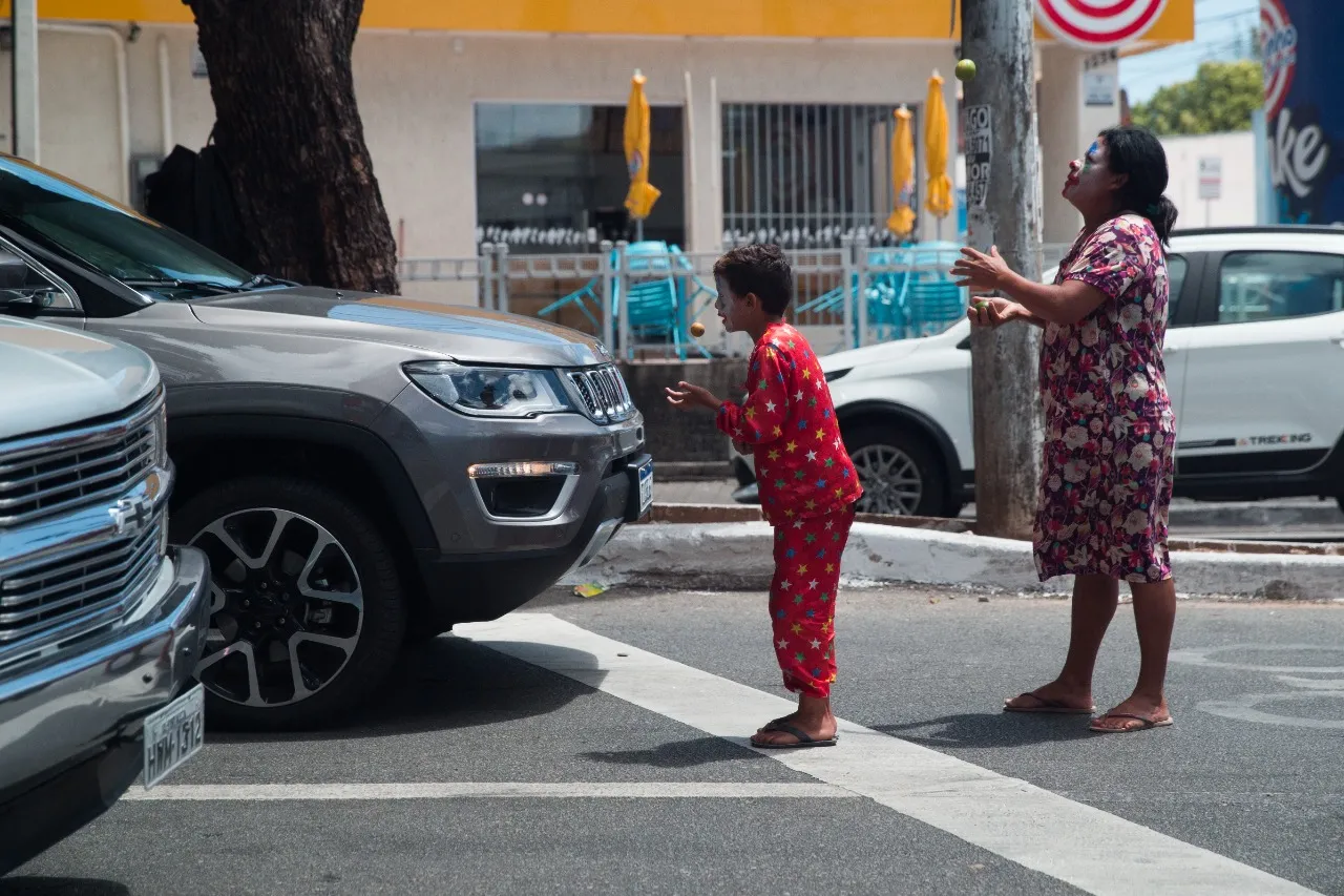 Pequenos se vestem com roupas lúdicas para se apresentar em intervalos dos semáforos