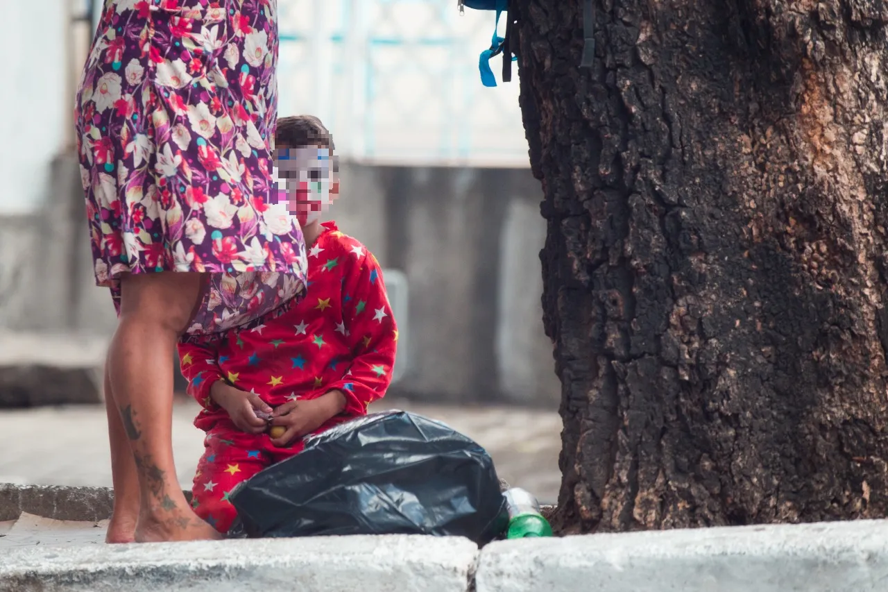 Pequenos se vestem com roupas lúdicas para se apresentar em intervalos dos semáforos