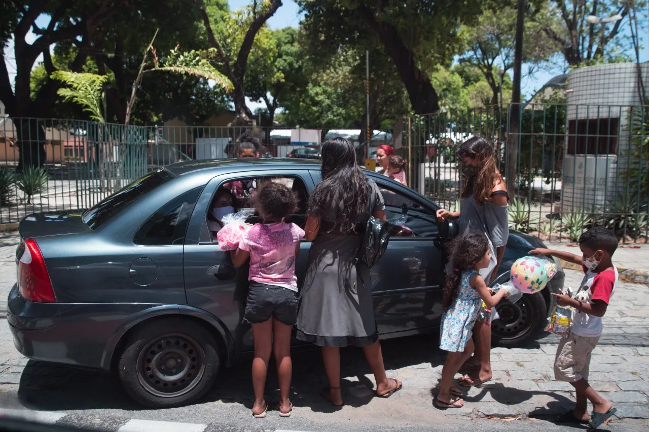 Crianças recebem brinquedos doados por motoristas em Fortaleza