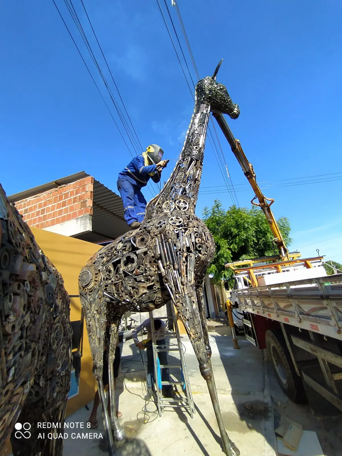 Escultura de elefante demora cerca de três meses para ficar pronta
