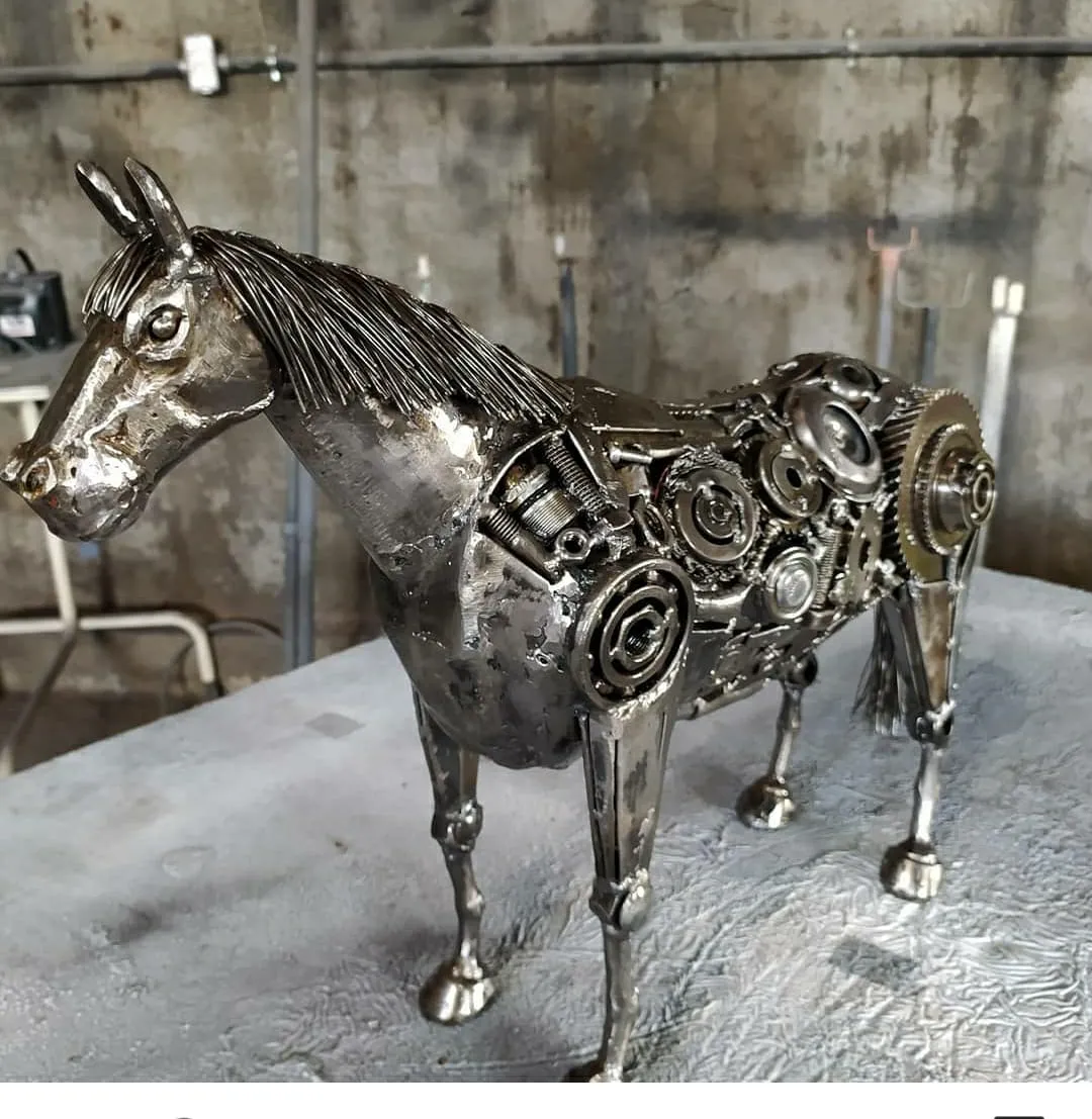 Escultura de cavalo criada por artista cearense