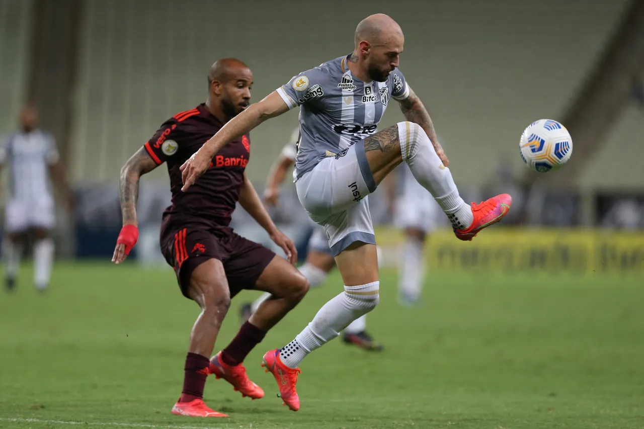 O meio campista Marlon fez ótima partida contra o Inter, mas desfalcou o Ceará contra o Atlético/MG no sábado por suspensão, retornando agora diante do São Paulo