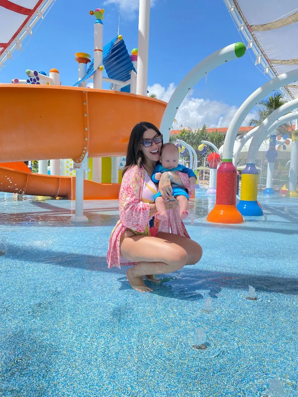 Bianca Andrade, a Boca Rosa, visitando parque aquático no Ceará com o filho